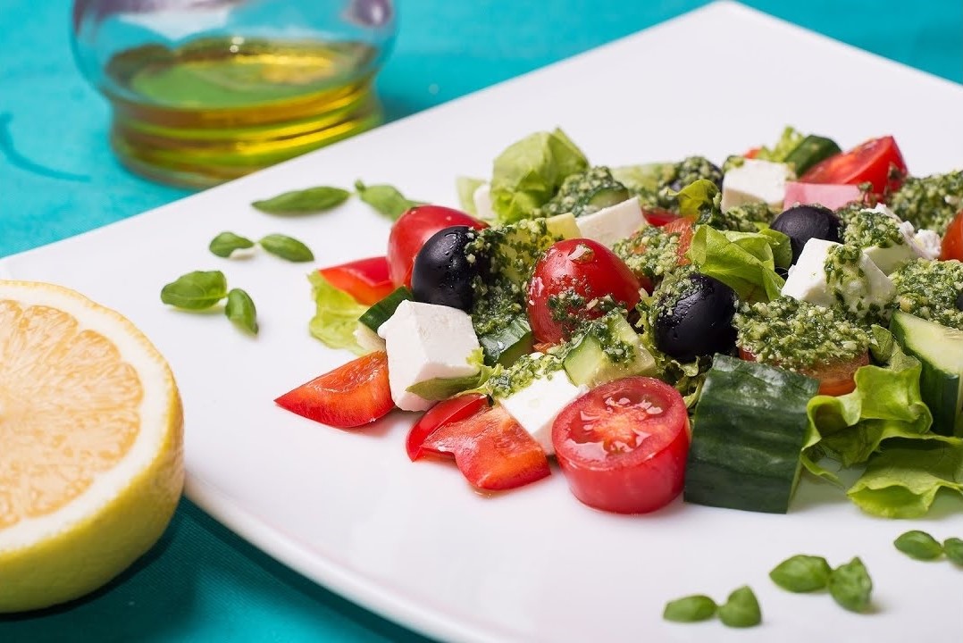 Греческий салат с соусом «песто»
